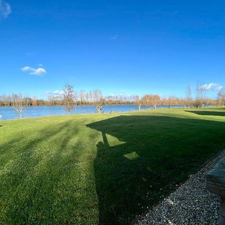 Reeds Lodge, Lake Pochard South Cerney Zewnętrze zdjęcie
